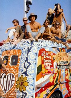 Woodstock '3 days of peace and music' Zoe Ghertner, Mundo Hippie, 60s Aesthetic, Hippie Bus, Hippie Aesthetic, Estilo Hippy, Mode Hippie