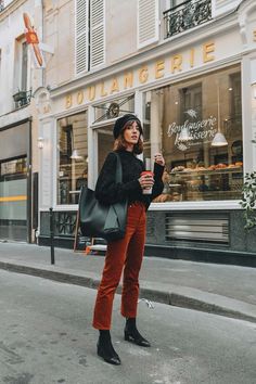 Stile Pin Up, Red Trousers, Cord Trousers, Look Retro, Paris Mode, Parisian Fashion, Mode Inspo, French Girl