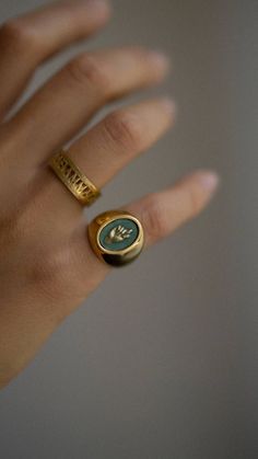 Signet ring is a wearable form of identification and communication. It underlines the belonging of its owner to a secret society and/or involvement in specific knowledge as well as a powerful personal message to the surroundings.Signets are made of 24 k gold plated bronze. Patinated planes are featuring five ancient hand gestures as a form of personal manifesto.Mano Figa - FEMININITY. Strong symbol of the feminine devine, fertility, is also used to scare away failures and the evil eye. Pinky Signet Ring, Signet Rings Women, Mens Rings Fashion, Gold Signet Ring, Secret Society, Girly Jewelry, Dream Jewelry, Jewelry Inspo, Signet Ring