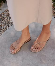 Eve Sandal Flat Sandals Wedding Guest, Cute Walking Sandals, Nails Foot Summer, Sandals To Wear With Dresses, Strappy Sandals Outfit, Sandals Classy, Flat Sandals Outfit, Beach Flats, Minimal Sandals