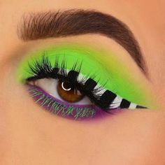 Eye makeup/eye shadow looks Halloween Eyeshadow, Beetlejuice Makeup, Halloweenský Makeup, Holloween Makeup, Cute Halloween Makeup, Halloween Eye Makeup, Graphic Makeup, Amazing Halloween Makeup, Halloween Makeup Inspiration