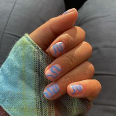 Minimalist Blue Nails, Blue Minimalist Nails, Nail Art Unghie Corte, Base Nail Designs, Short Swirl Nails, Nail Summer Ideas, Short Nails Ideas Blue, Abstract Nail Art Short Nails, Short Natural Nail Designs