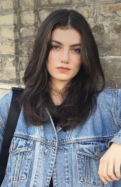 Bra Strap Length Hair Haircuts, Haircut For Oval Face Straight Hair, Medium Haircut For Chubby Face, Retro Haircut Women, Short Haircuts For Round Faces Straight Hair, Round Face Haircuts Straight, Sholder Haircut Girl, Selena Gomez Haircut Medium, Side Part Haircuts Women