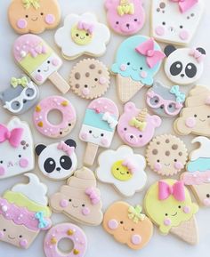 there are many decorated cookies on the table