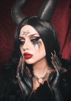 Dark Fallen Angel Costume, Woman Demon Costume, Halloween Makeup With Glasses On, Succubus Costume Cosplay, Sucubus Makeup, Half Angel Half Demon Costume, Lilith Makeup Halloween, Succubus Makeup Halloween, Lilith Halloween Costume