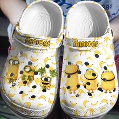 Funny Minions And Bananas White Cartoon Clogs Fun White Slip-on Clogs, Crocs Funny, Mouse Pokemon, White Cartoon, Ugly Shoes, Crocs Crocband, Crocs Clogs, Cartoons Love, I Love Lucy