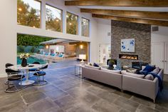 Open plan Beverly Hills modern luxury home for indoor outdoor west coast lifestyles opens up the living room to the pool terrace with sliding glass walls & windows. Pool Terrace, Eichler Homes, Small Modern Home, Sleek Kitchen, Modern Ranch