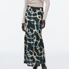 Zara Maxi Skirt Fitted Silk Casual Skirt, Zara Fitted Lined Maxi Skirt, Chic Fitted Maxi Skirt By Zara, Chic Fitted Zara Maxi Skirt, Skirts 2023, Printed Maxi Skirt, Tie Dye Maxi Skirt, Tie Dye Maxi, Women Skirts