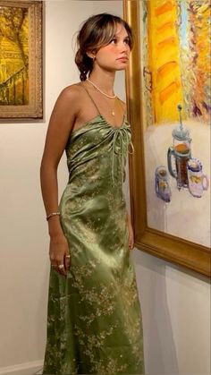 Green Vintage Formal Dress, Vintage Green Formal Dress, Green Silk Dress Outfit, Tiana Prom Dress, Green Wedding Guest Outfit, Quince Guest Outfit, Wedding Guest Dress Inspiration, Green Hoco Dress, Silk Dresses Outfit