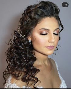 Curly Hair One Side Pinned Wedding, Side Curly Hair, Green Dress Makeup, Natural Hair Updo Wedding, Side Curly Hairstyles, Curly Hair Dos, Curly Bridal Hair, Curly Hair Trends, Curly Wedding Hair