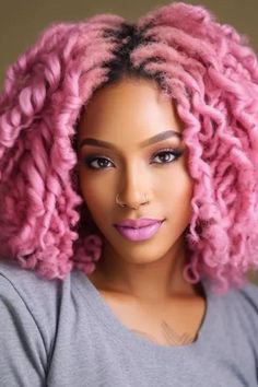 The sweet and lovely crochet braids with soft pink highlights are an excellent style to play up your look for a bit of childish whimsy. The style features traditional crochet braids with subtle soft pink highlights that make the hair look adorable and girlish. Click here to check out more trending crochet braids styles this year. Soft Pink Highlights, Crochet Styles, Hairstyle Tips