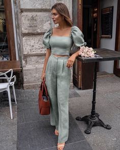 Chic Outfits Classy, Fashion Tops Blouse, Elegante Casual, Retro Mode, Trendy Fashion Outfits, Fashion Attire, Jumpsuit Fashion, Fancy Outfits