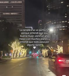 a city street at night with cars driving down it and the words la lampara se ve perfecta por que entend