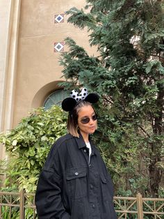 Fall fashion / Disneyland Paris / Minnie Mouse ears / causal outfit / Outfit inspo / Style inspo / Oversized jacket / Hailey Bieber Sunglasses / Street style Disneyland In The Rain, Halloween Horror Nights Outfit, Paris Halloween, Disney Poses, Minnie Outfit, Minimalist Outfits, Disney Photo Ideas, Disney World Outfits