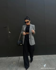 Grey Blazer Styling Women, Black Blazer Outfits For Women Classy Chic, Blazer Grey Outfit Women, Outfit Con Blazer Gris Casual, Blazer Evening Outfit, Outfit Con Blazer Gris, Big Blazer Outfit, Grey Blazer Outfit Casual, Grey Blazer Outfits For Women