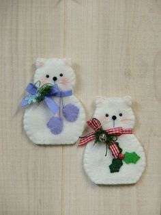 an image of two teddy bears made out of knitted wool and decorated with holly