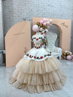 Gold Charro Dress, Quinceanera Dresses Charro, Champagne Quinceanera, Sweet Sixteen Party Themes, Quince Planning, Quince Party, Quince Dresses Charro, Quince Cakes