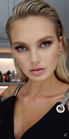 Wet Straight Hair, Slick Back Hair Ideas, Straight Hair With Bangs, Bangs Cut, Wet Look Hair, Guest Hair, Face Framing Bangs, Romee Strijd, Hair With Bangs