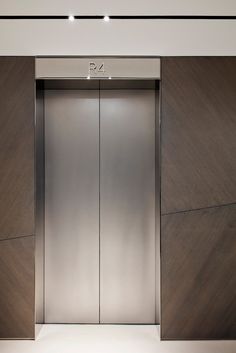 an elevator with two doors and the number r4 on it's side is shown