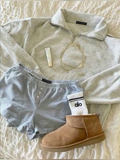 spring fitty , brandy melville , uggs , alo , gold jewelry , outfit inspo , clean girl Summer Uggs Outfit, Cold Beach Fits, Brandy Melville Fall Outfits, Clean Girl Outfits Summer, Comfy Girl Aesthetic, Basic Girl Aesthetic, Clean Girl Summer Outfits, Outfit Inspo Clean Girl, Spring Aesthetic Outfit