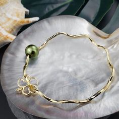 This Bangle Bracelet Features A Beautiful Shell On Tarnish Resistant Gold Hammered Wire. Green Shell And Hibiscus Charm. Very Comfortable And Light Weight While Sturdy Enough To Hold Its Shape. The Band Is Approximately 2mm In Width. The Hammered Design Gives This Bracelet A Beautiful Lusturous Shine. Pearls Are Approximately 9-10 Mm In Size. This Is Gold Plated Jewelry, Not Gold Filled Or Solid Gold. Bracelet Measurements: Size 6.5 - Toddler Size 7 - Childrens Size Size 7.5 - Small Womens Size Hawaiian Shell Jewelry, Hawaii Bangles, Hawaiian Bangles, Gold Green Necklace, Bracelet Measurements, Hawaii Aesthetic, Custom Charm Bracelet, Kate Spade Bangle, Hawaii Jewelry