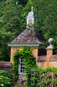 an old brick building with ivy growing around it