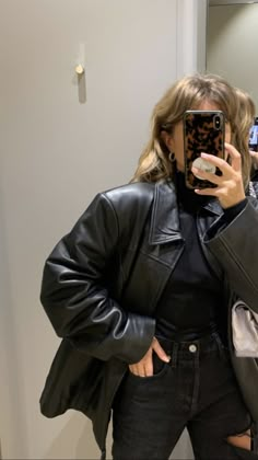 All-black + leather jacket Adrette Outfits, Skandinavian Fashion, Graduation Outfit