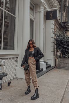 Mode Dope, Combat Boot Outfit, 2020 Street Style, Leather Crop Top, Black Turtleneck Sweater, Fringe Fashion, Street Style Blog, Festival Looks