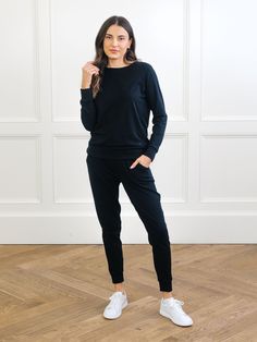 Our irresistibly soft Women’s Bamboo Joggers, made with viscose from bamboo, have all the coziness of pajamas woven into a stylish silhouette you can wear just about anywhere. With their flattering fit and phone-friendly side pockets, these super soft joggers will be your softest all-season staple wardrobe whether you’re staying in or stepping out. AWARDED OPRAH'S FAVORITE THINGS 2020 Oprahs Favorite Things, Soft Joggers, Bamboo Pajamas, Best Pajamas, Soft Clothes, Cozy Chic, Comfy Fashion, Joggers Womens, Jogger Set