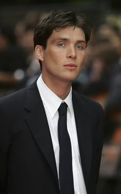 90s Hairstyles Men Rocked Effortlessly In 2024 | 90s Aesthetic | 90s Nostalgia | 2000s hairstyles men | 90s boys hair | Aesthetic Cool & Trendy 90s Hairstyles Ideas For Men To Try In 2024 Cillian Murphy Peaky Blinders, طابع بريدي, Robert Sheehan, Edward Norton, Gary Oldman, Mia 3, Mads Mikkelsen, Christian Bale, Cillian Murphy