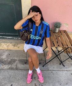 Sporty Feminine Outfits, Bloke Core, Jersey Fits, Football Jersey Outfit, Girls Fit, Jersey Outfit, Europe Fashion, Football Outfits