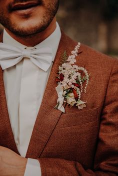 accessoires bijoux de mariage Fall Wedding Suits, Fall Groom, Wedding Tux, Groom Wedding Attire, Oklahoma Wedding, Wedding Suits Groom, Groom Outfit, Groom Attire, Adventure Wedding