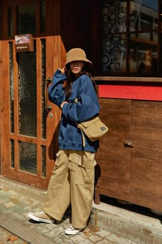 Female Street Style, Japan Street Style, Tactical Wear, Cargo Pants Outfit, City Boy, Androgynous Fashion, Hat Style, Dope Fashion, Layering Outfits