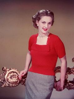 British actress, television personality, and game-show panelist, Katie Boyle 1955. #vintage #fashion #1950s also hosted the european song contest and could was bi-lingual Radio Presenter, Grey Pencil Skirt, Classic Actresses, Fashion 1950s, Tv Actors, Vintage Hair