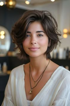 A neck-length layered pixie cut, offering a youthful and vibrant appearance Haircuts Trending, Trending Looks, Longer Pixie Haircut, Messy Short Hair, Long Pixie, Penteado Cabelo Curto, Pixie Haircuts, Short Hair Haircuts