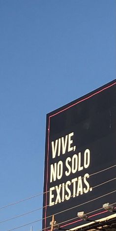 a billboard on the side of a building that says vive, no solo existas