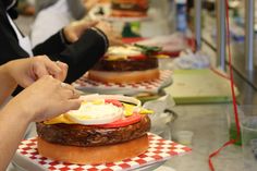 hamburger tutorial cake Summer Birthday Cake, Cake Land, Cake Story, Baking School, Fondant Flower Cake, Cupcake Tutorial, Cake Classes