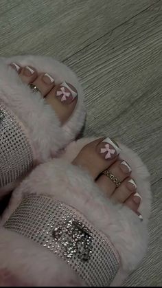 Bow Toe Nails, Coquette Toe Nails, Aesthetic Toe Nail Designs, Baddie Pedicure, Acrylic Toes With Diamonds, Y2k Toe Nail Designs, Pedicure Acrylic Toenails, Y2k Pedicure, Pink Toes Pedicure