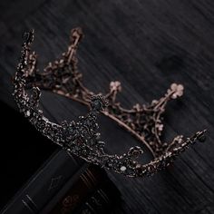 Crown Aesthetic Queens Dark, Royalty Aesthetic Crown, Crown Aesthetic Dark, Aesthetic Crowns, Aesthetic Facebook Cover, Dark Royal Aesthetic, Dark Royalty Aesthetic, Era Victoria, Crown Aesthetic