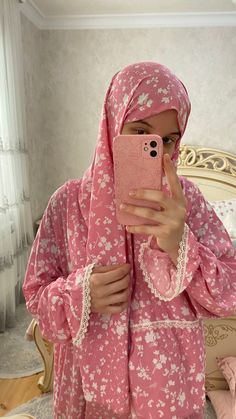 Feminine Core, Fancy Purses, Prayer Dress, Modest Fashion Hijab, Abaya Hijab, Girls Hijab, Quote Islam, Pink Life, Trendy Dress Outfits