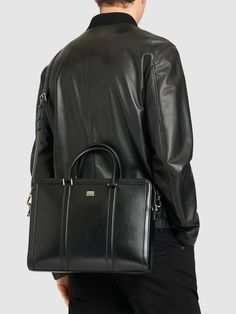 Height: 28cm Width: 38cm Depth: 8cm. Strap drop: 55cm. Handle drop: 14cm. Detachable adjustable strap. Double top handles. Top zip closure. Front silver-colored logo plaque Top Designer Bags, Bags 2024, Men's Bags, Leather Briefcase, Work Bags, Travel Luggage, Belt Bag, Luggage Bags, Black Men