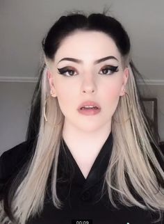 Two Color Hair, Narcissa Malfoy, Black White Hair, Underlights Hair, Hair Color Underneath, Hair Color Streaks, Hair Streaks, Peinados Fáciles Para Cabello Corto, Dye My Hair