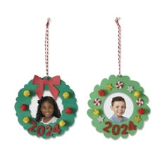 Help your little one express their creativity with this craft kit from Creatology! Your kiddo will have a blast making 12 wreath ornament frames, then you can add your favorite pictures and hang them on your Christmas tree or living room wall to show them off! Size: 5.5” x 8” x 0.95”.  Color: Multicolor. Parent Christmas Gift From Students Ornaments, Tk Christmas Ornaments, Ornament For Christmas Tree, School Picture Gift Ideas Christmas Crafts, Felt Photo Frame Christmas Ornaments, Christmas Craft Picture Frame, Home Made Picture Ornaments, Photo Ornaments Preschool, Christmas Ornament Picture Frame