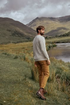 A symbol of Ireland past and present, the Inisheer Traditional Aran Sweater is a timeless addition to your wardrobe. Made with 100% Merino wool, the quality of this authentic Irish gem cannot be rivalled, its is a true Irish hero Aran piece. Much like its namesake, the Inisheer Aran Sweater captures the essence of Ireland in all of its glory. With a beautiful combination of traditional Aran stitches such as honeycomb, moss and cable, this piece is inspired by the past while remaining firmly root Men Outdoorsy Style, Sweater Male Outfit, Men’s Outdoor Style, Granola Mens Outfits, Hiking Fits Men, Adventure Outfit Men, New England Aesthetic Clothing, Outdoor Outfit Men, Fisherman Sweater Outfit