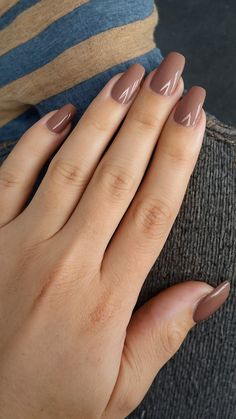 Get ready for the cozy and chic vibes of early fall with these must-try nail designs! 🍂💅 #EarlyFallNails #AutumnVibes #NailInspo #FallManicure #CozySeason #NailArt #TrendyNails #SeasonalNails #NailGoals #FallFashion" Light Fall Color Nails, Transition From Summer To Fall Nails, Early Fall Nail Ideas, Fall Transition Nail Colors, Summer To Fall Transition Nails, Late Summer Early Fall Nails, Early Fall Nail Colors, Neutral Fall Nails, Neutral Nail Color