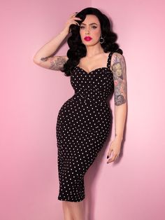 Maneater Wiggle Dress in Polka Dot Black Bengaline - Vixen by Michelin – Vixen by Micheline Pitt Stile Punk Rock, Stile Pin Up, Photo Glamour, Black Wiggle Dress, Look Grunge, Fashion Dark