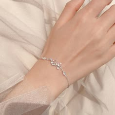 Color: One Price (White Gold Color) Fashion Element: Flowers Style: Korean Korean Style Korean Bracelet, خواتم خطوبة, Flower Charm Bracelet, Silver Bracelet Designs, Shiny Bracelets, Cute Jewellery, Pretty Jewelry Necklaces, Silver Link Chain, Pretty Accessories