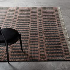 a black chair sitting on top of a rug