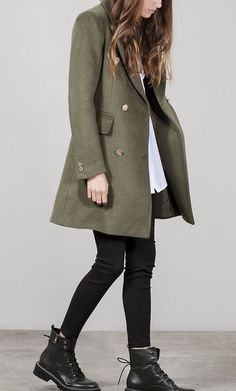 OUTFIT DEL DÍA: Mis favoritos del mes de Julio 2020 Outfit Botas, Outfit Mujer, Trik Fotografi, Green Coat, Mode Inspiration, Winter Fashion Outfits, Looks Vintage, Fall Winter Outfits