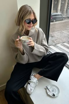 Parisian chic outfit | Cosy winter look in a loose sweater and adidas samba shoes, French style, outfit inspo, chic, classic outfit, blond hair, hairstyle, parisienne, casual autfit aesthetic, adidas samba outfit, autumn outfit aesthetic 2023, minimalist, basic, autumn outfit, winter outfit, fall fashion, trend, timeless, capsule wardrobe, outfit 2023. #fashionista #hairstyles #outfitideas #minimalfashion #minimalstyle #style credit: marine_diet Style Désinvolte Chic, Style Parisienne, Paris Mode, Foto Poses